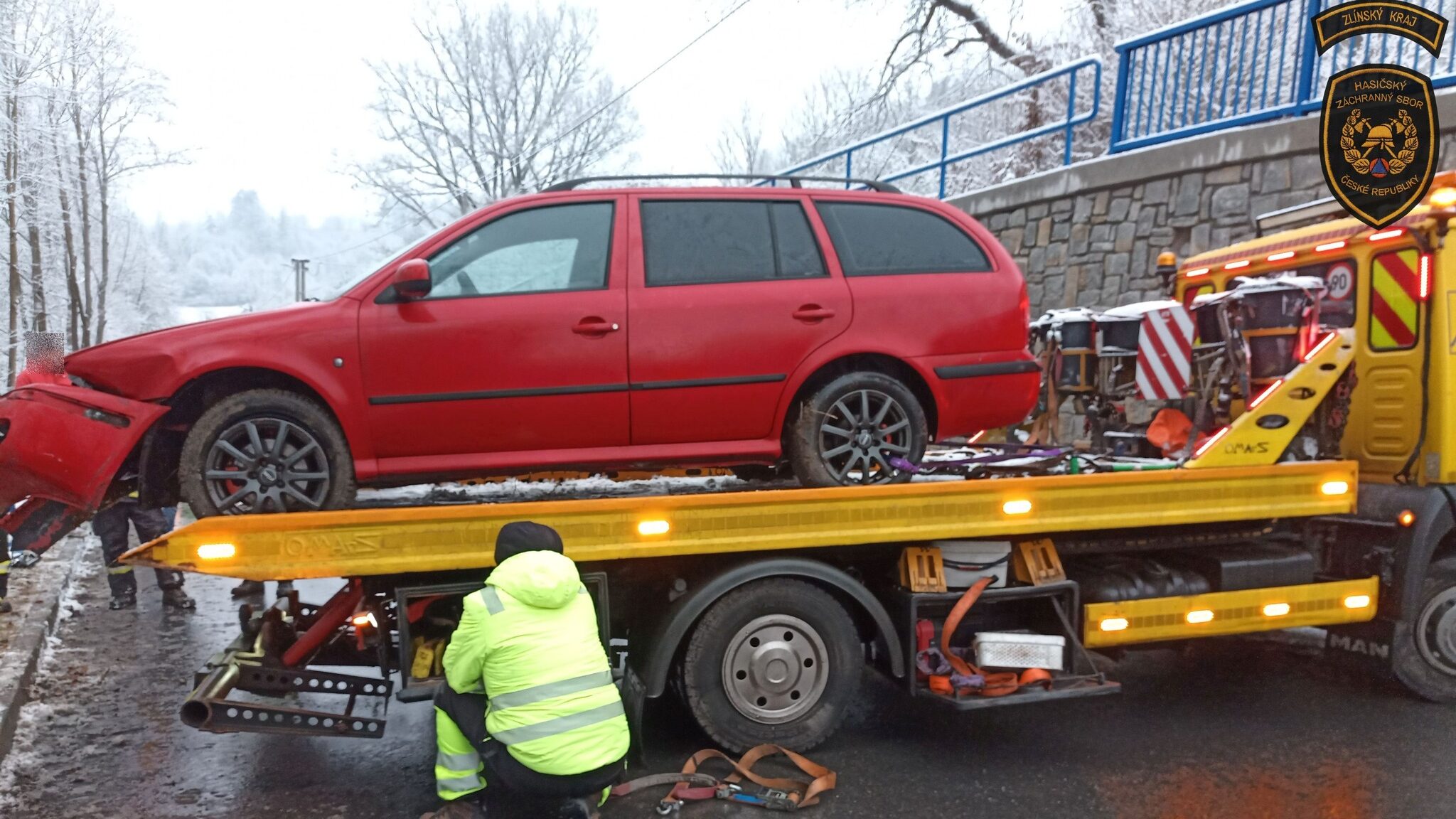 Řidič skončil v potoku