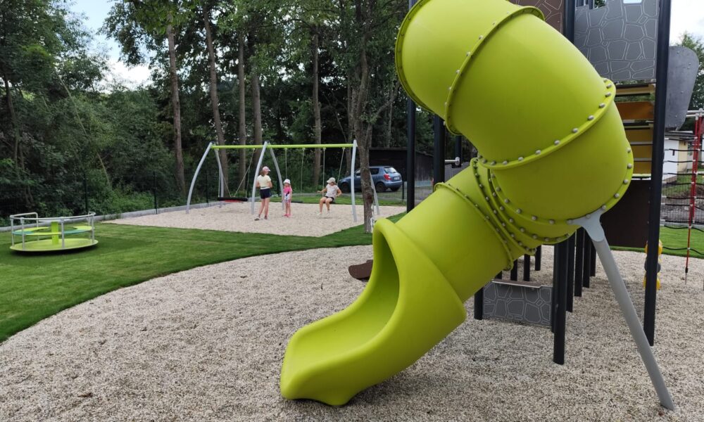 Děti z Horní Lidče si užívají prázdniny na novém Oranžovém hřišti