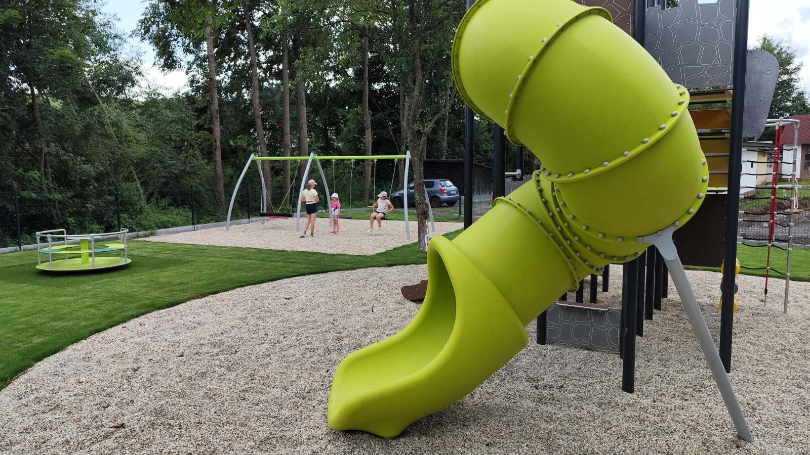 Děti z Horní Lidče si užívají prázdniny na novém Oranžovém hřišti