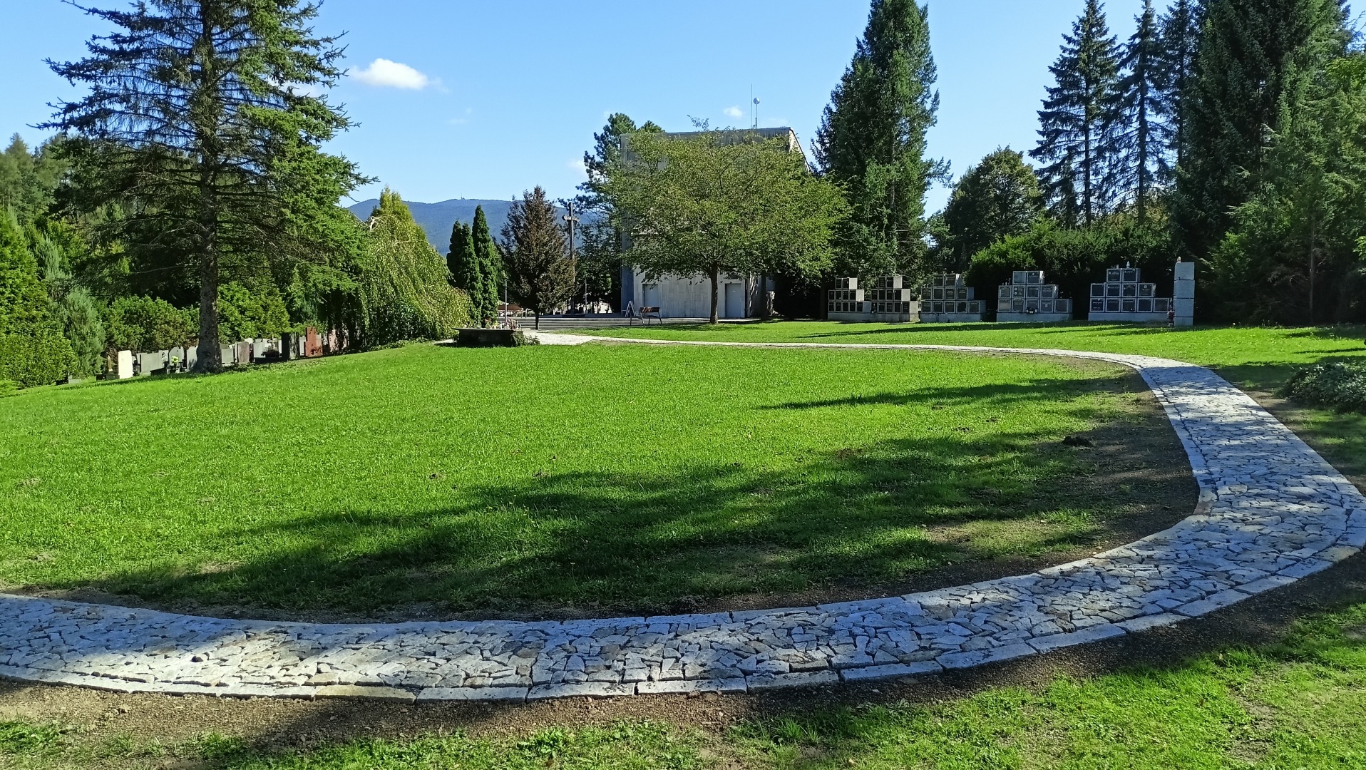 V Rožnově obnovili cesty k pietním místům za 469 tisíc korun