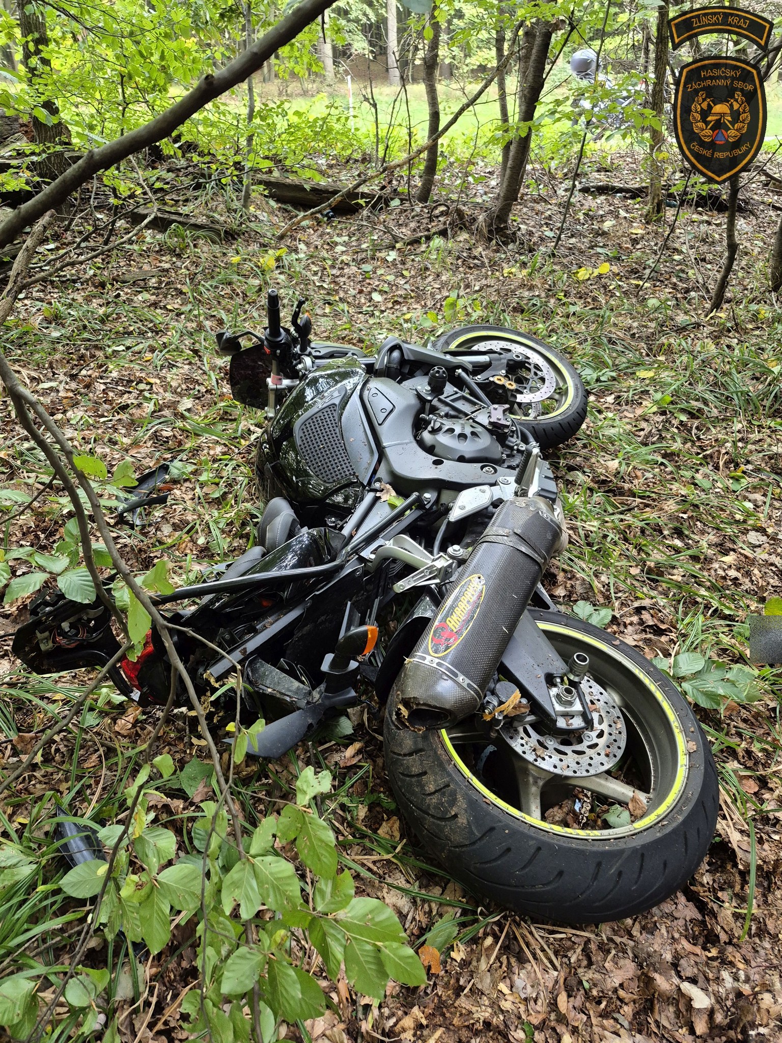 Motorkář vyjel ze silnice a narazil do stromu.