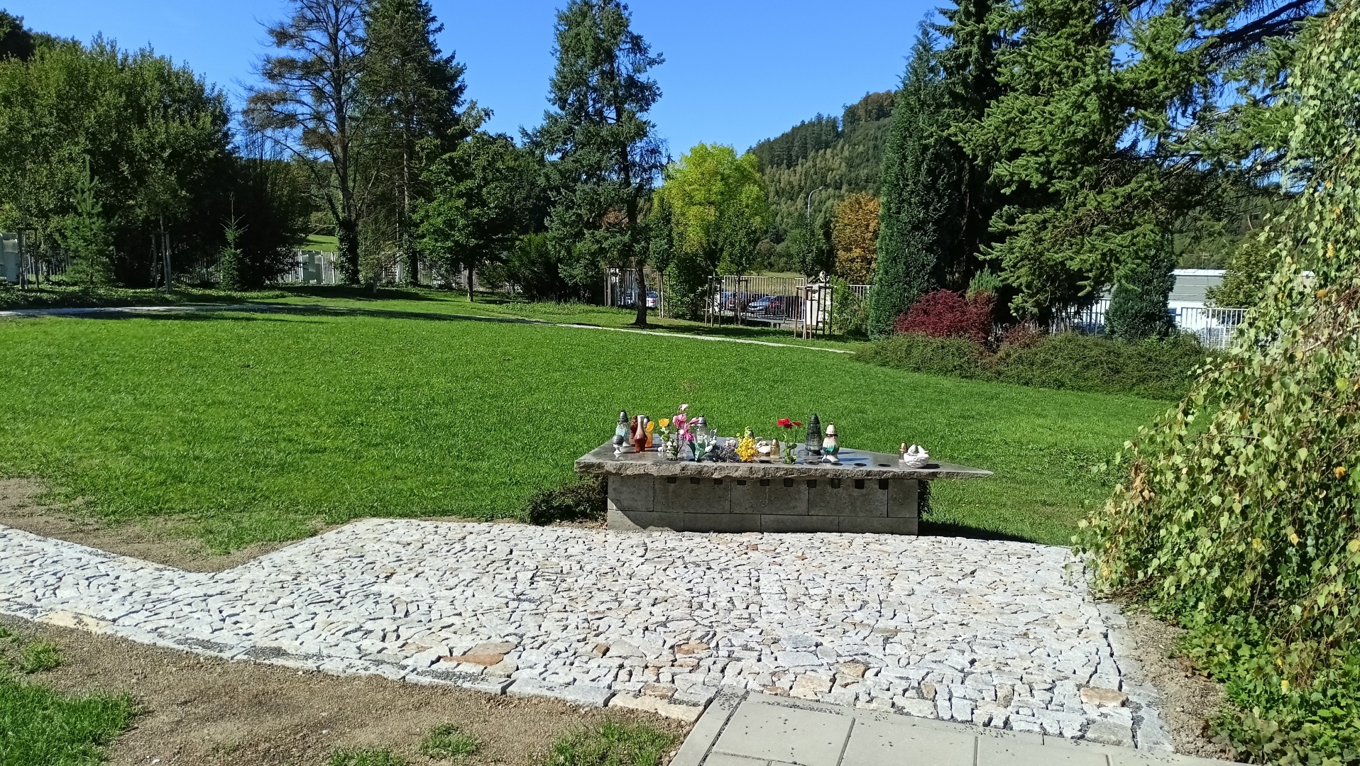 Nové přístupové cesty k pietním místům.