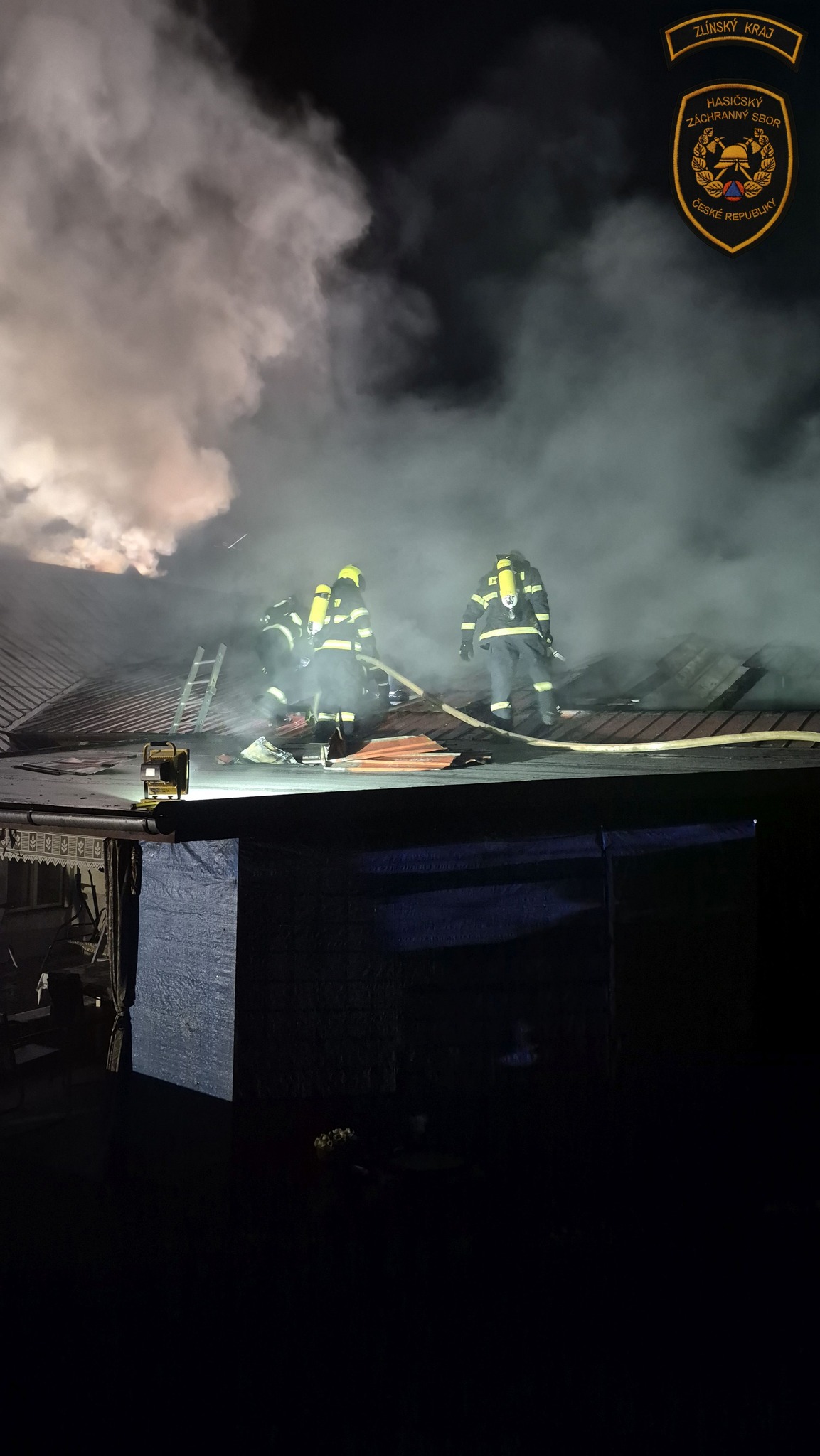 Plameny zasáhly nejen střechu hospodářské budovy, ale také střechu sousedního rodinného domu.