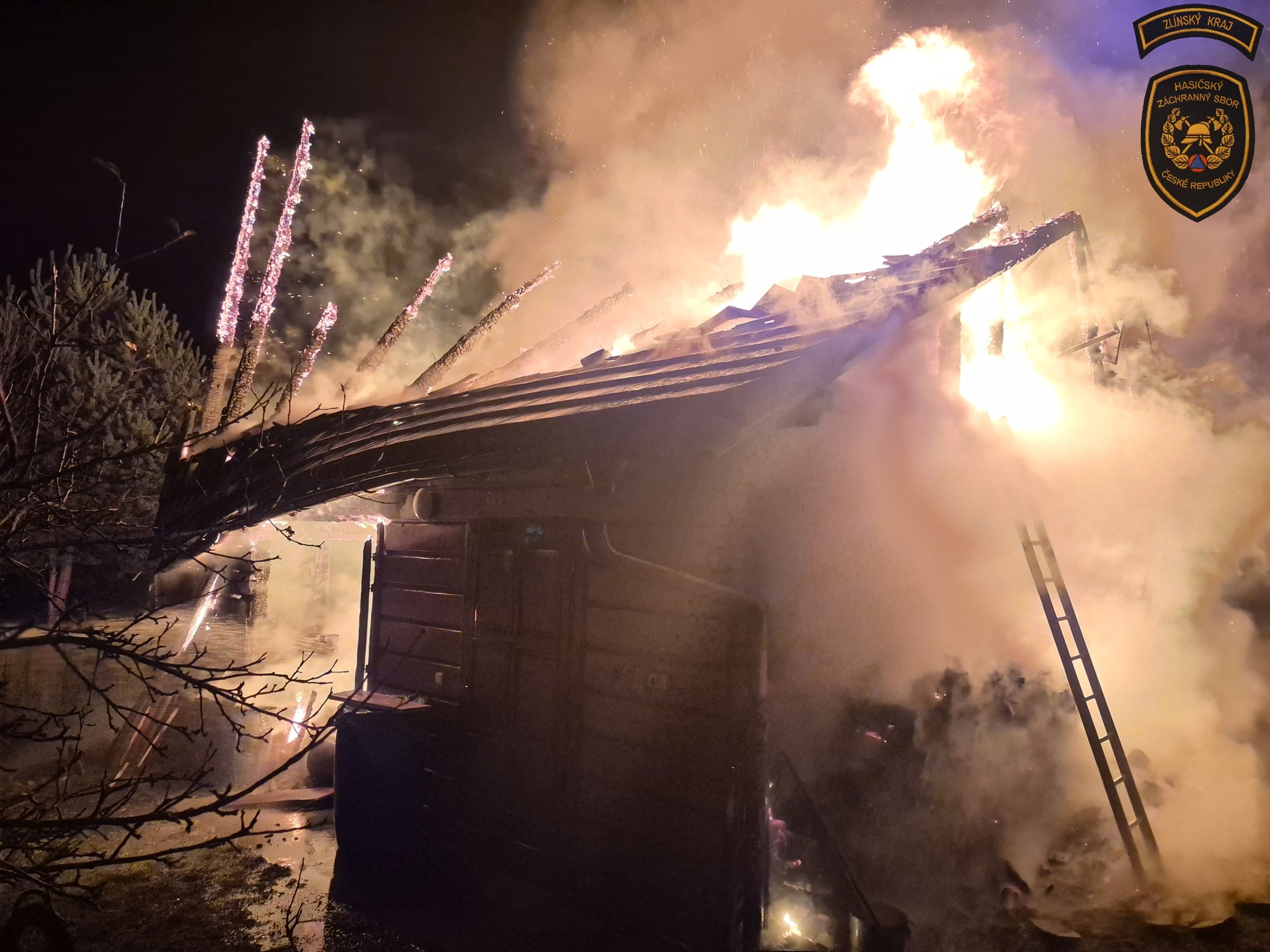 Požár dřevěnice v Oznici na Vsetínsku zaměstnal hasiče do ranních hodin.