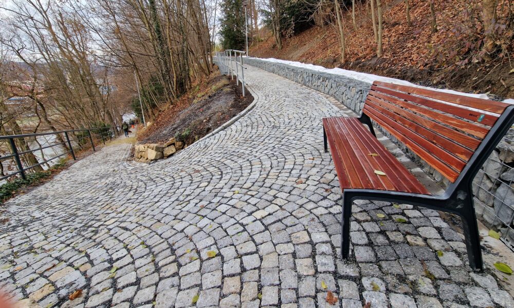 Chodník pod vsetínským zámkem získal novou podobu