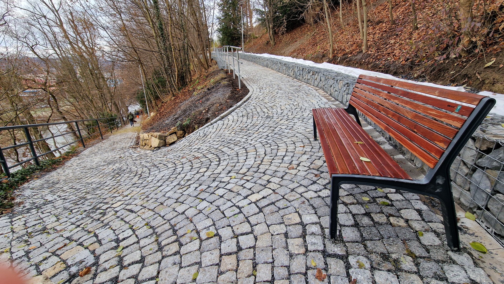 Chodník pod vsetínským zámkem získal novou podobu