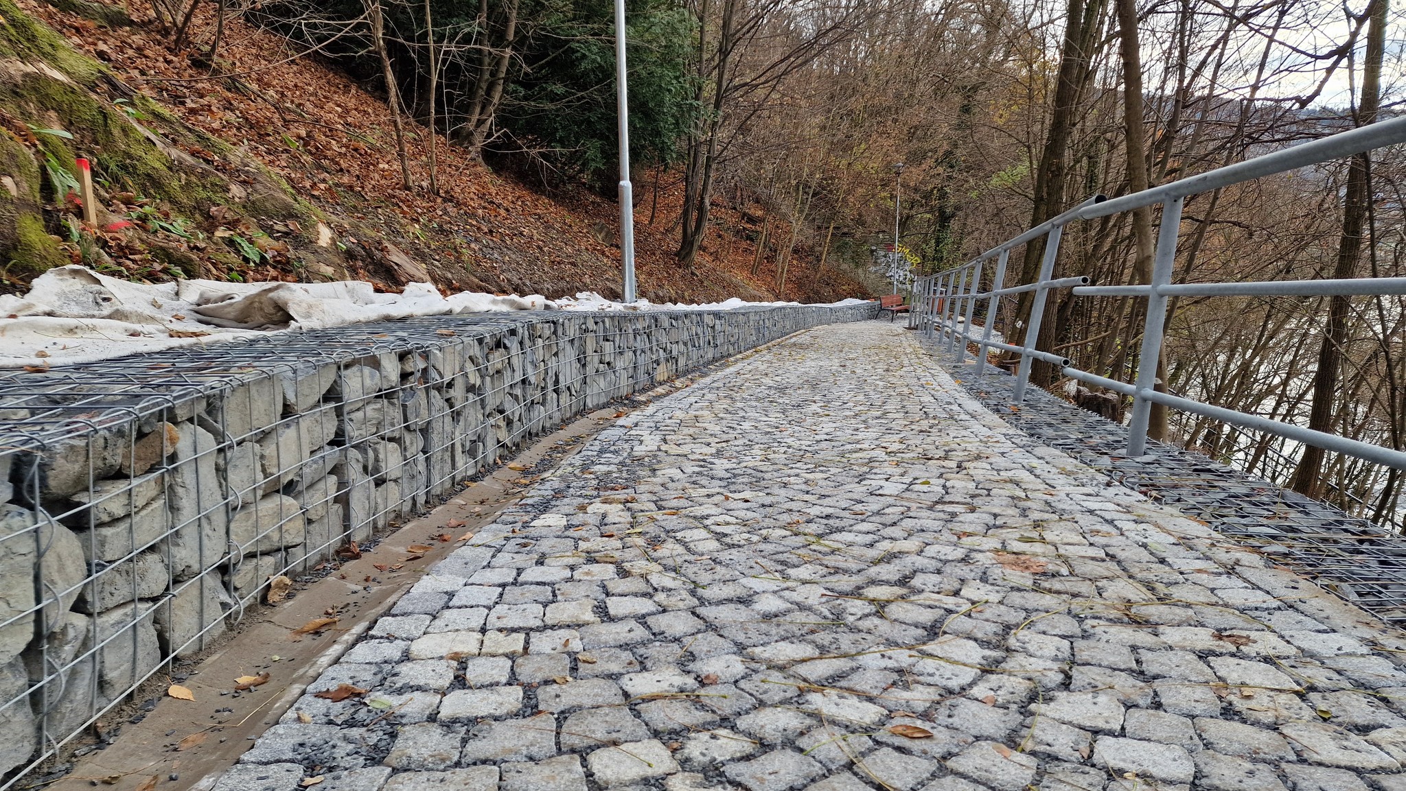 Chodník ve svahu pod zámkem prošel opravou.