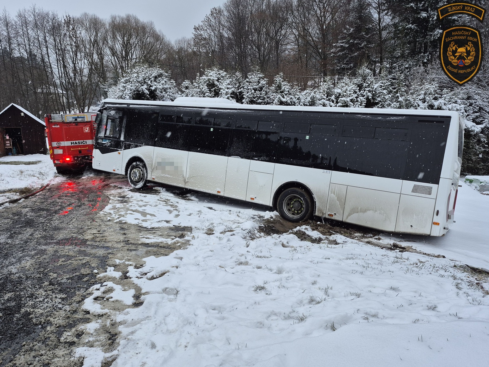 Na Valašsku napadl první listopadový sníh a přineslo to první problémy.