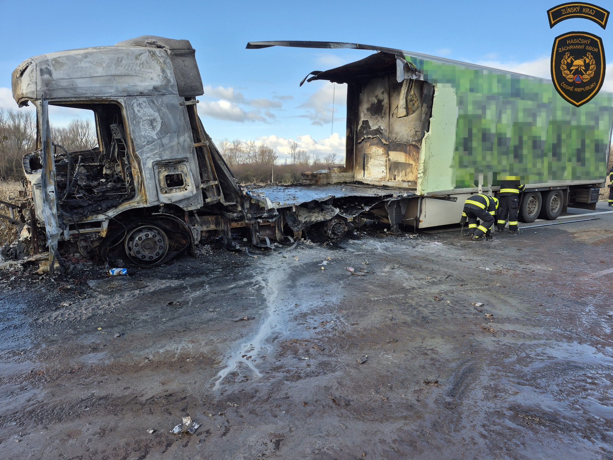 Kamion po zásahu HZS, příčina požáru je v řešení.
