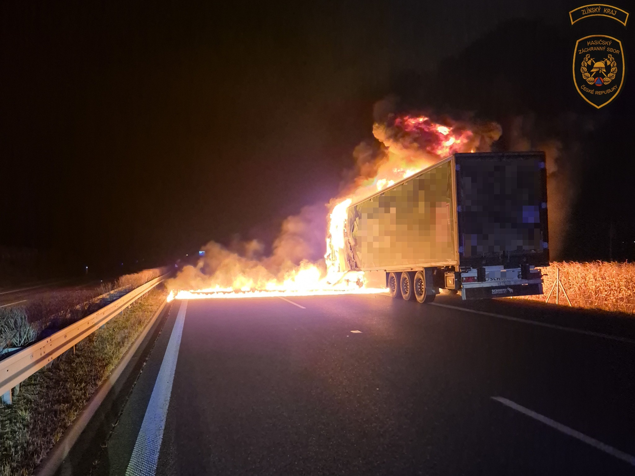 Kamion i část návěsu v plamenech.