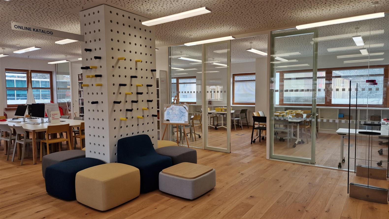 Vnitřní prostory nově zrekonstruované knihovny ve Vsetíně.