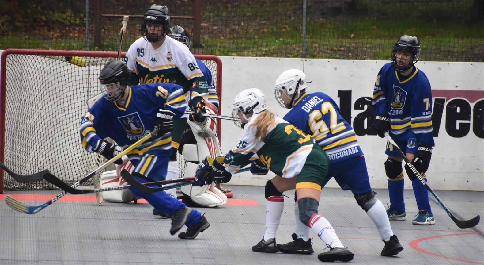 Město financovalo bezpečný plastový povrch pro hokejbalové hřiště.