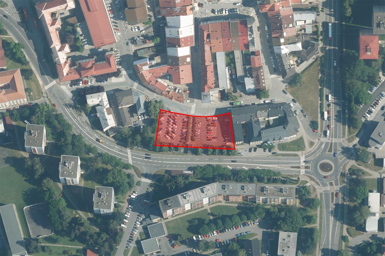 Parkovací dům by v budoucnu mohl vyrůst na místě současného parkoviště v Poláškově ulici.