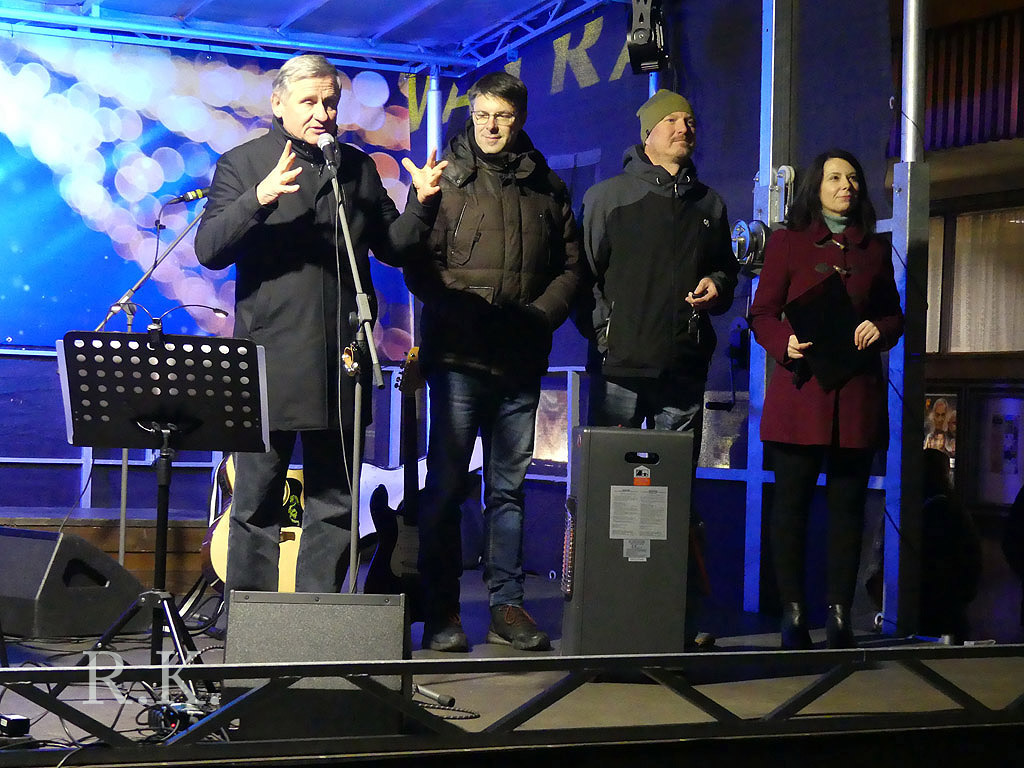 Na pódiu se střídala živá hudba v podání kapely Valašská žízeň a již zmíněných BLAženek.