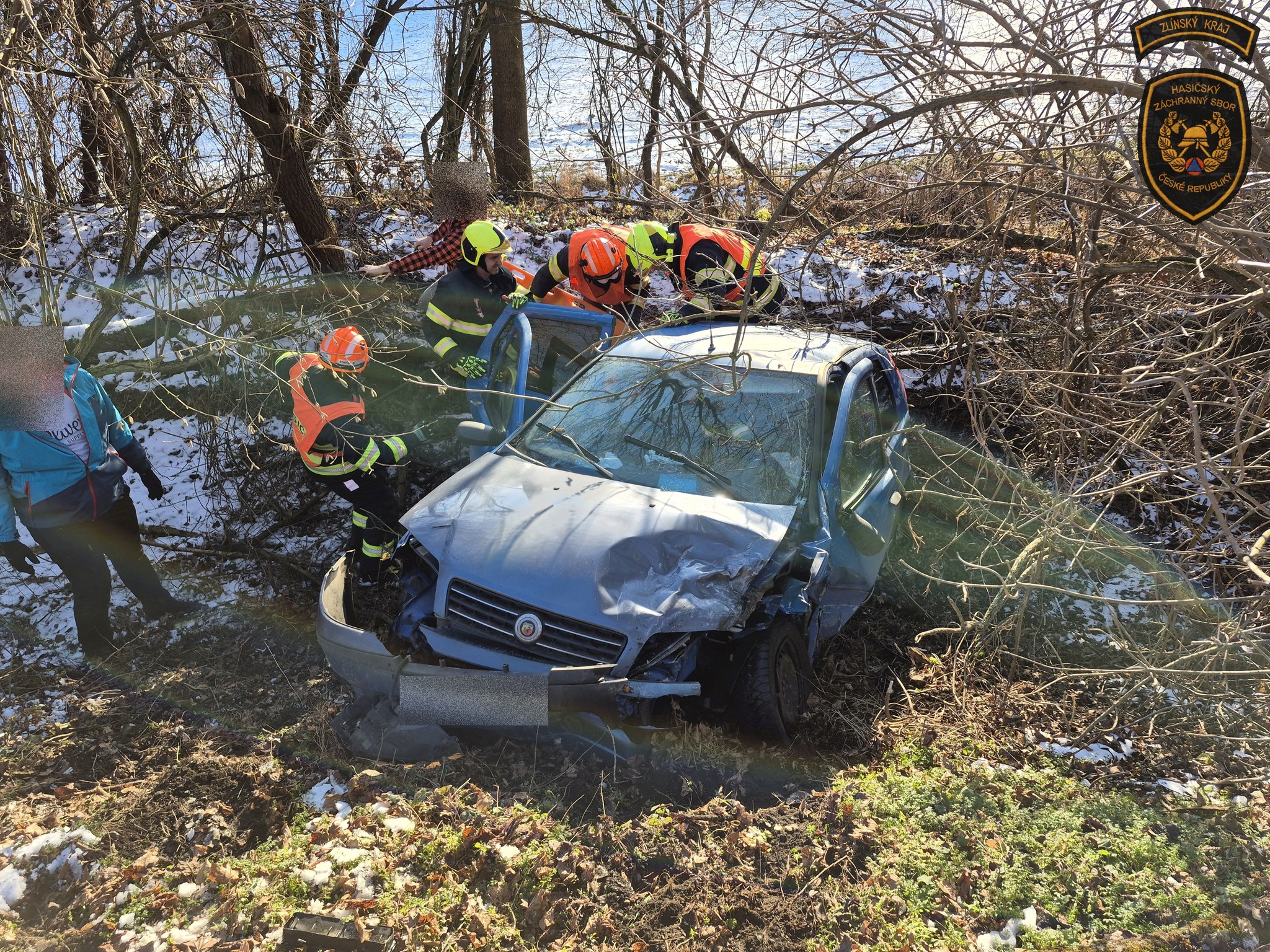 Jedno z aut sjelo do hlubokého příkopu, druhé zůstalo po nehodě na silnici.