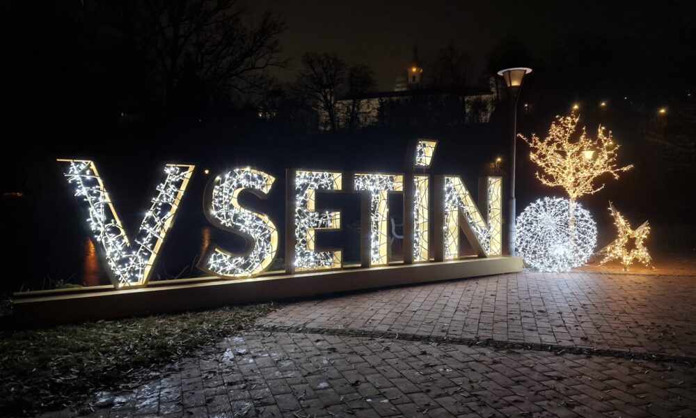 Vsetín nechá vánoční výzdobu svítit až do Hromnic