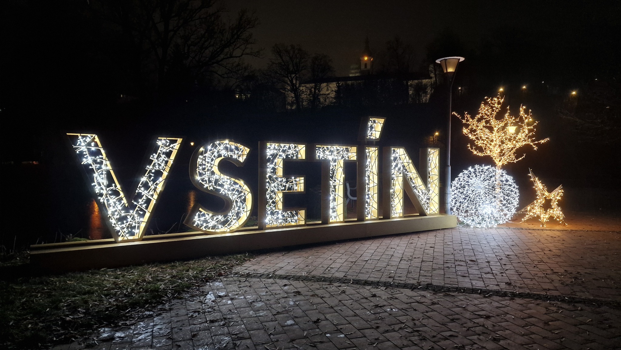 Vsetín nechá vánoční výzdobu svítit až do Hromnic