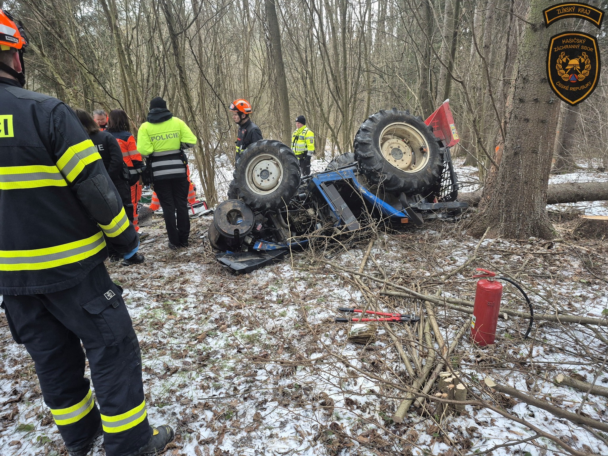 V lokalitě Hrádek na Vlárské dráze zavalil muže menší traktor.