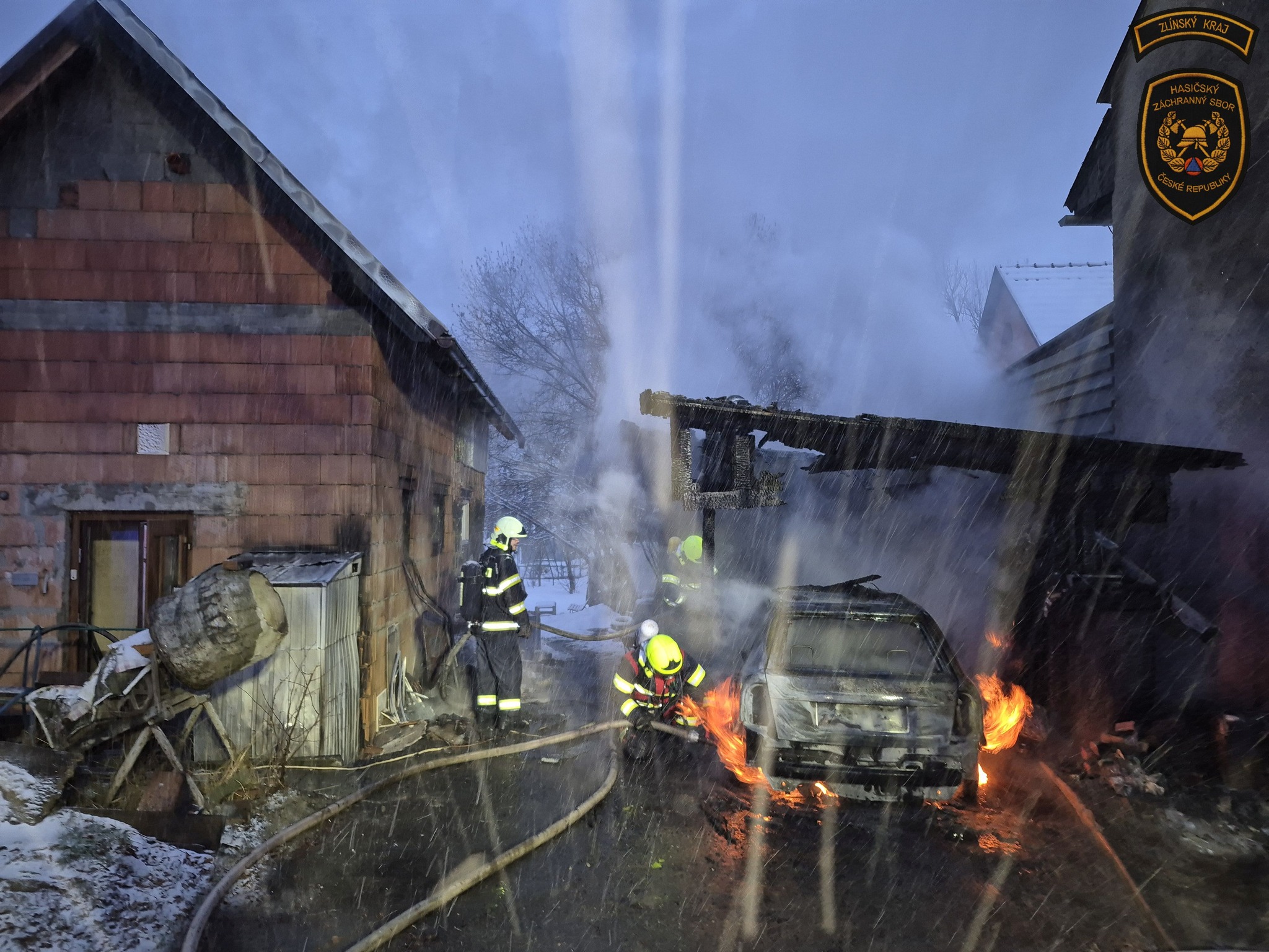 Klidné ráno v Zašové narušil rozsáhlý požár dřevěné kůlny s přístřeškem na auto.