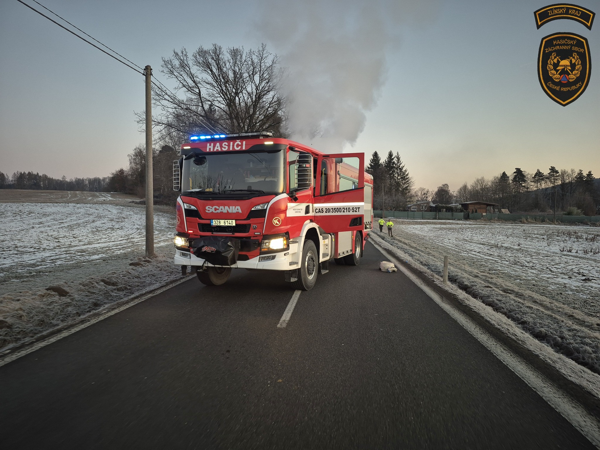 Na místo okamžitě vyrazili profesionální hasiči z Valašského Meziříčí spolu s dobrovolnou jednotkou ze Zašové.