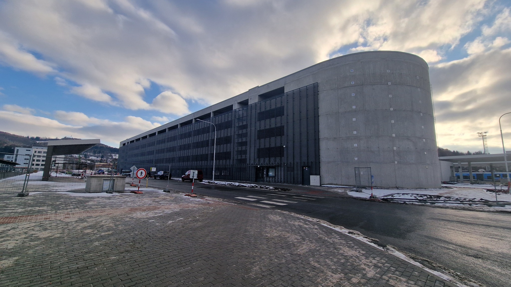 Parkovací dům u nádraží na Vsetíně se otevře veřejnosti