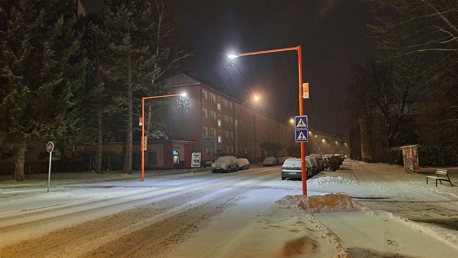 Vsetín rozsvítil třetí Oranžový přechod u školy