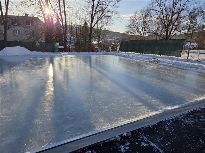 Na antukovém hřišti u základní školy vyrostlo ledové kluziště.