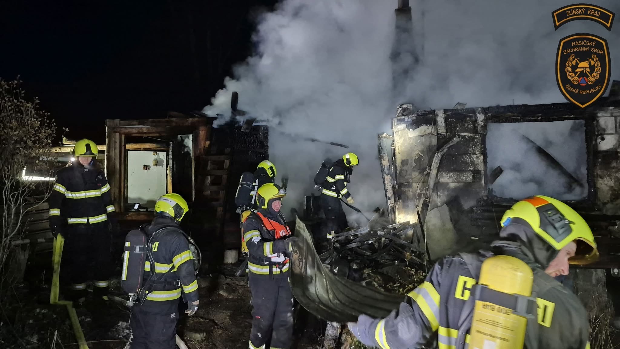 Hasiči zasahovali v pondělí večer u rozsáhlého požáru chaty ve Vizovicích.
