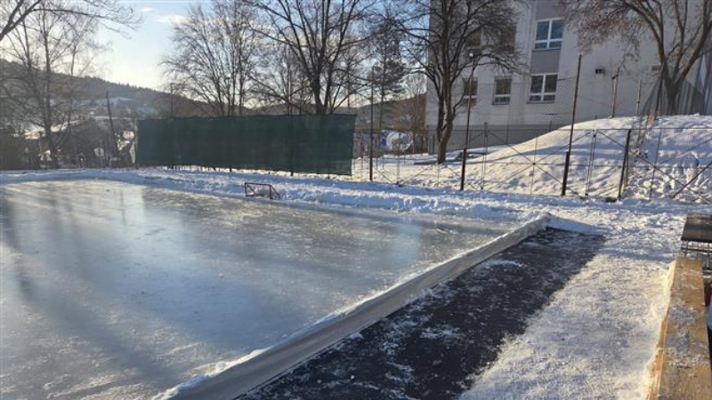 Venkovní kluziště ve Valašských Kloboukách je od soboty otevřeno