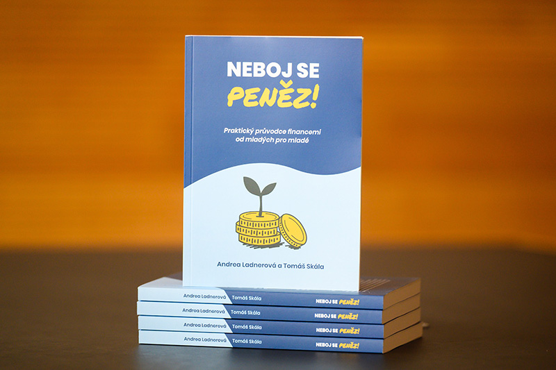 Kniha Neboj se peněz, kterou napsali studenti FaME ve Zlíně Andrea Ladnerová a Tomáš Skála.