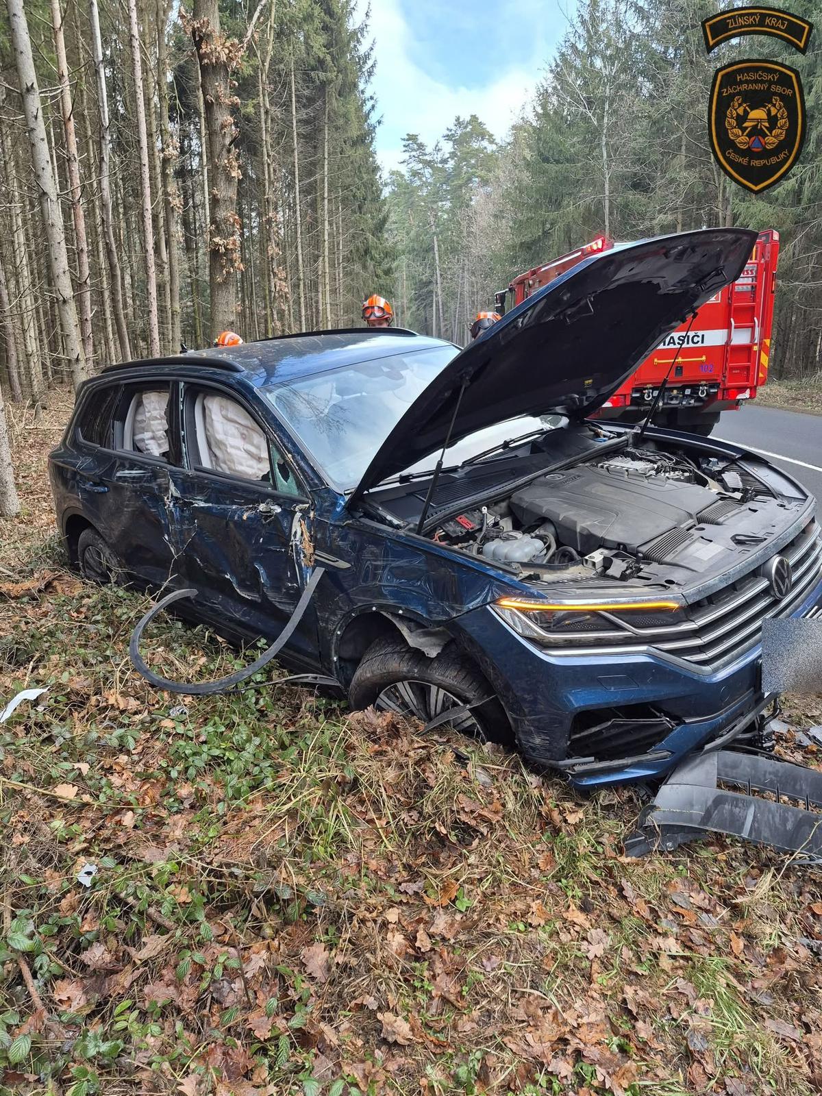 Řidička osobního automobilu z dosud neobjasněných důvodů vyjela mimo vozovku a narazila do vzrostlého stromu.