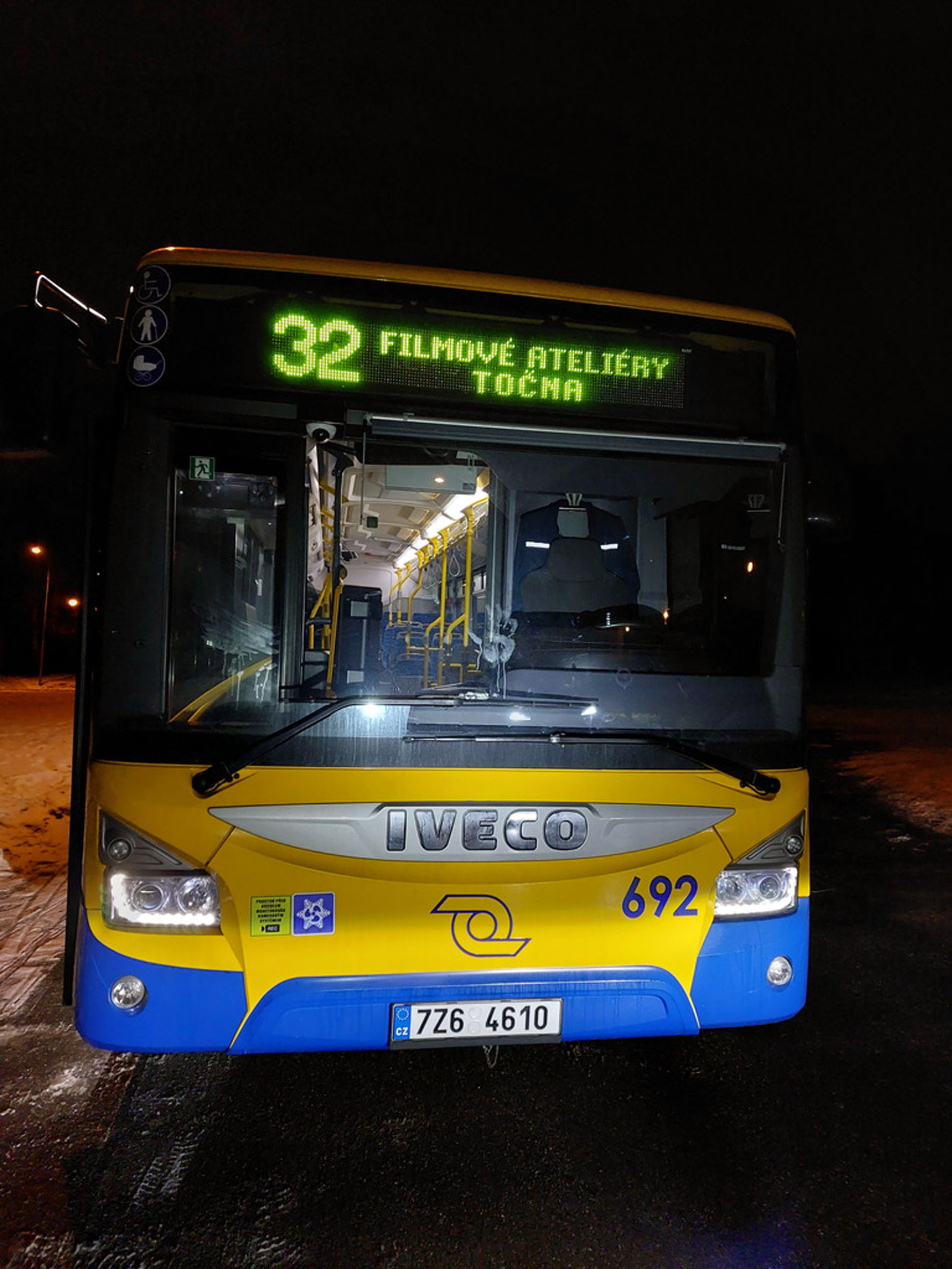 O rozruch na Kudlově se postaral pětatřicetiletý muž, který chtěl poměřit síly s vozem MHD. Foto: MP Zlín