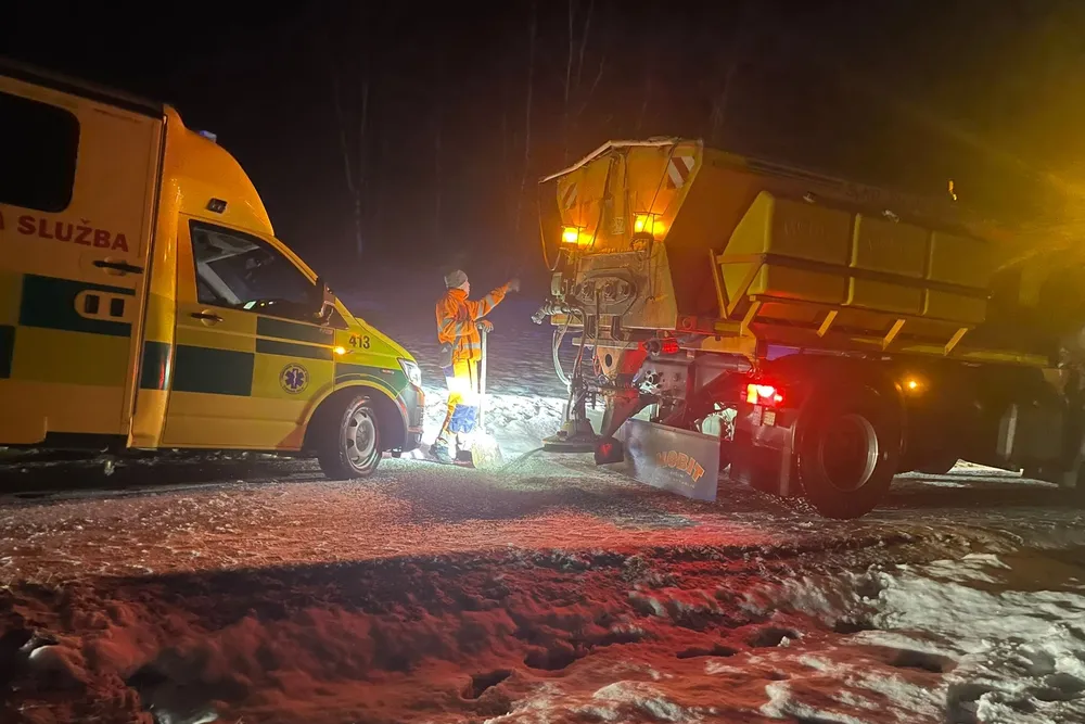 Zdravotníci uvízli v pátek 30. ledna 2026 na zledovatělé silnici v Horní Bečvě. 