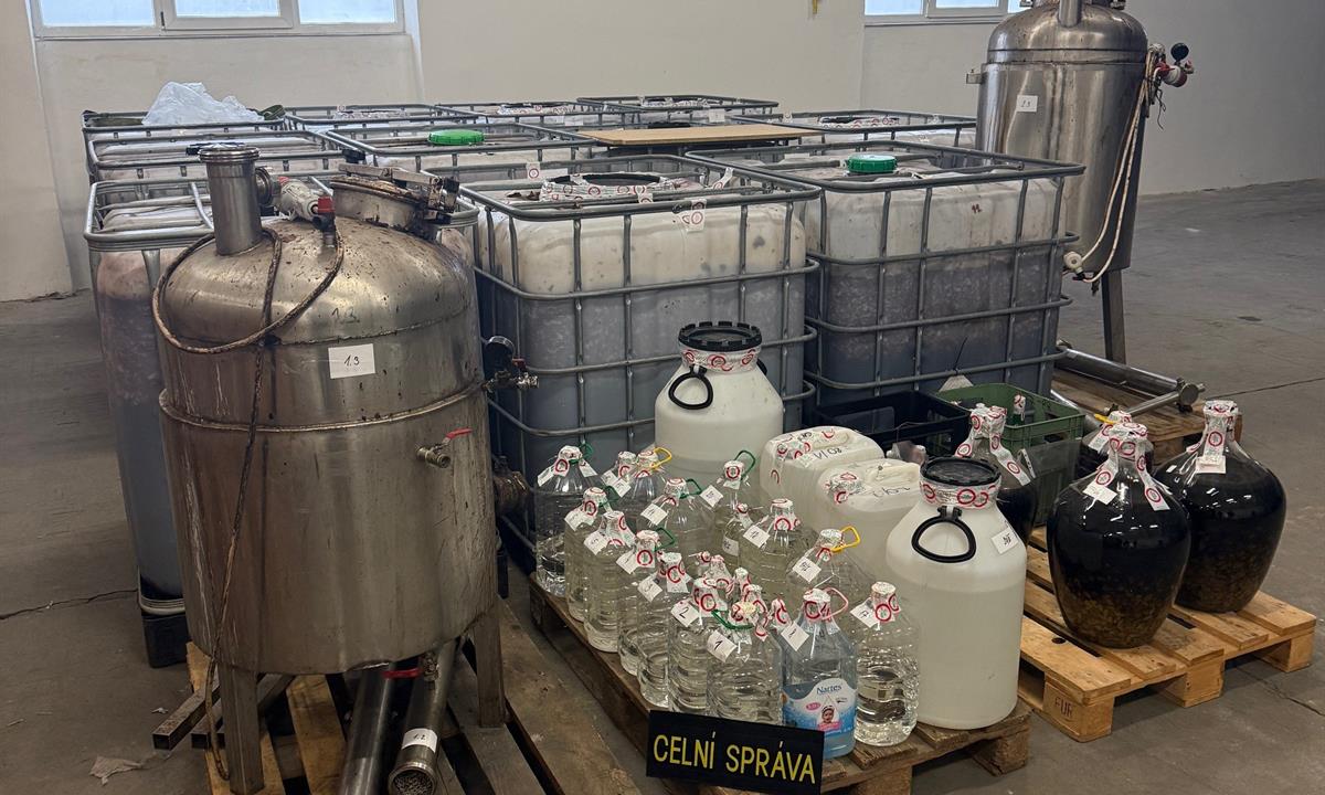 Zajištěné vzorky nyní čeká odborné posouzení v Celně technické laboratoři, které rozhodne o jejich závadnosti.