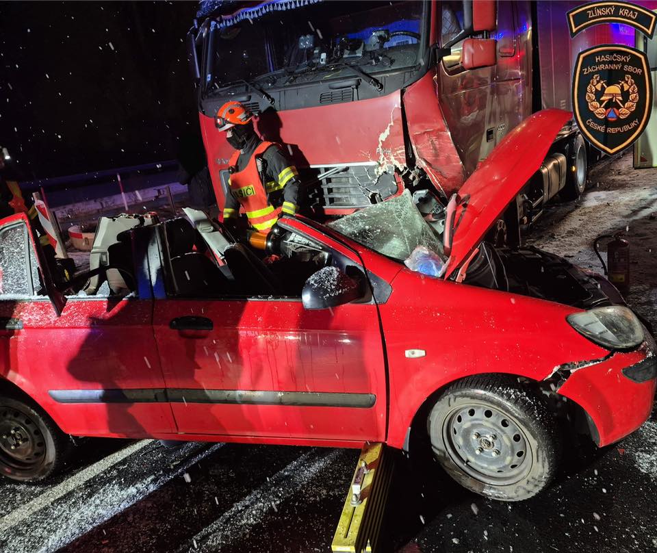 Třiadvacetiletá řidička po srážce s kamionem zemřela. Zdroj: HZS Zlínského kraje