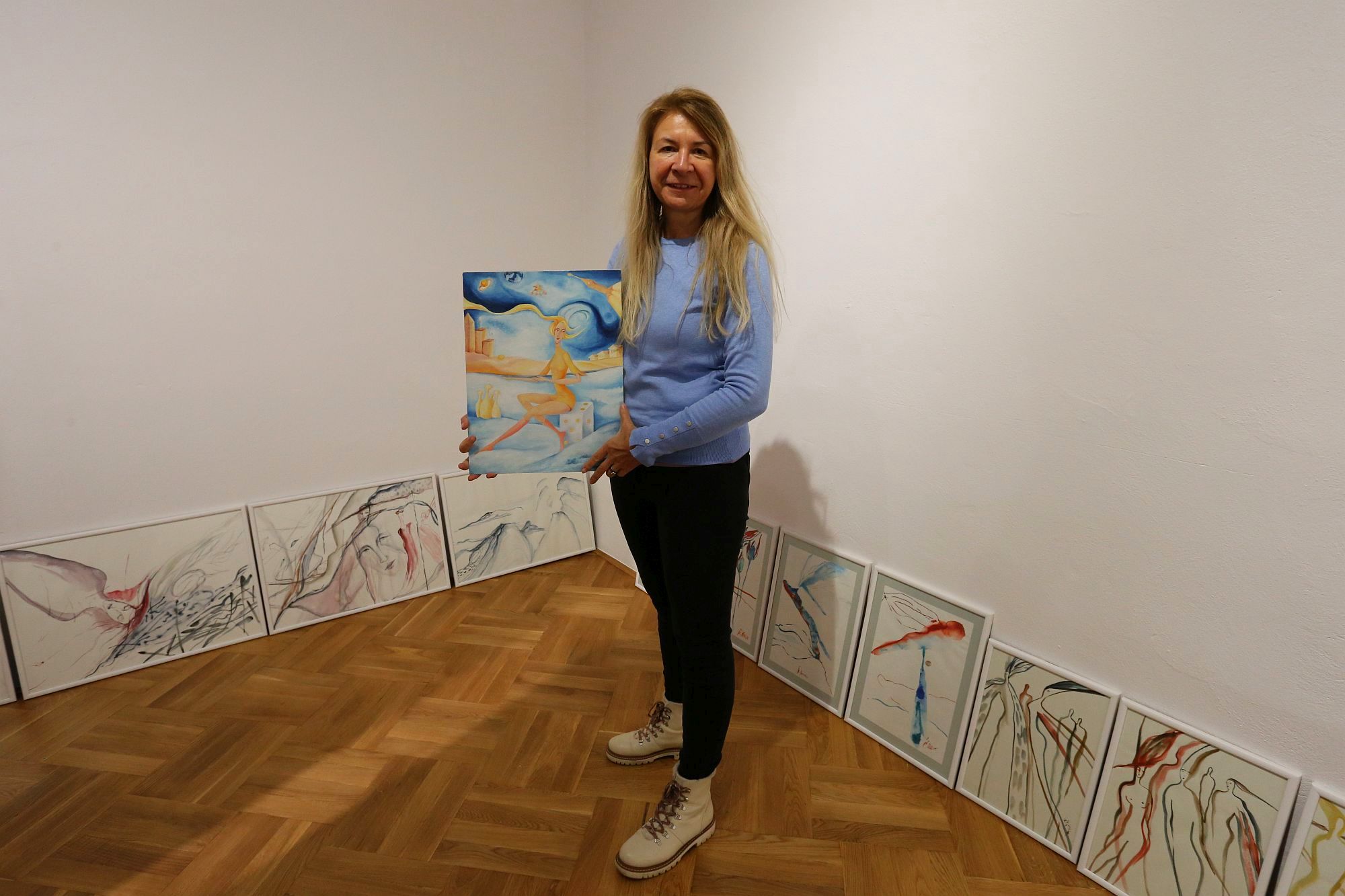 Výstava s názvem Šárka Šišková: Příběhy? nabídne nevšední koncept, který propojuje autorčinu vášeň pro cestování, psaní a malování. 