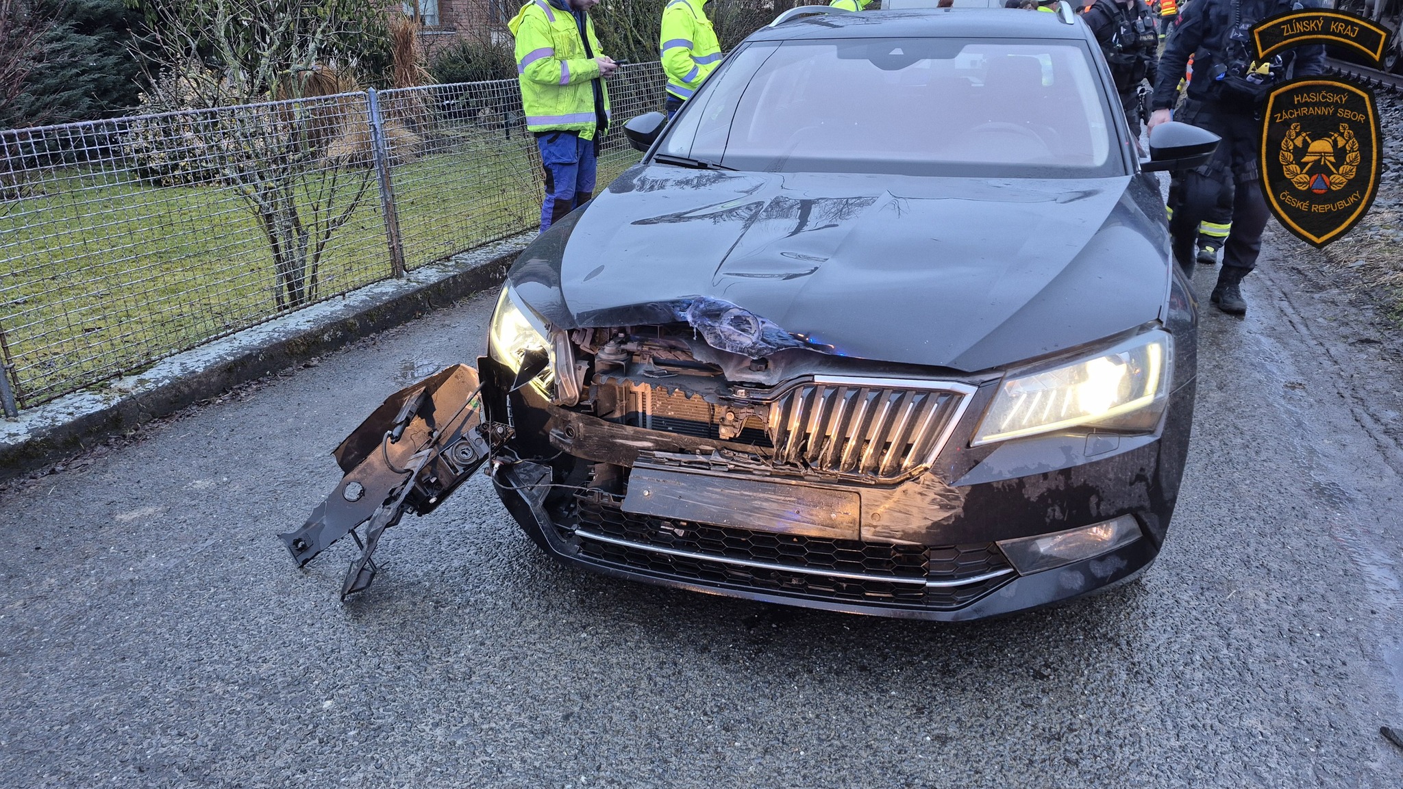 Fotografie automobilu, který se střetl s vlakem v Želechovicích. Foto: HZS Zlínského kraj
