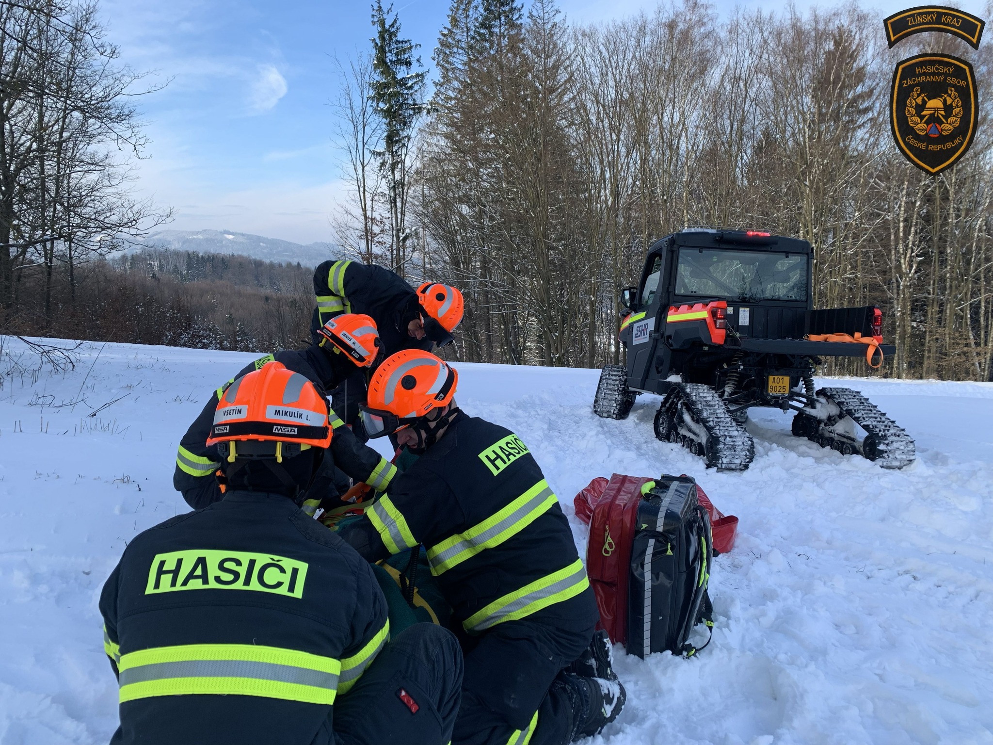 Vsetínští hasiči cvičili záchranu v náročném terénu. Klíčovou roli hrála zásahová čtyřkolka.
