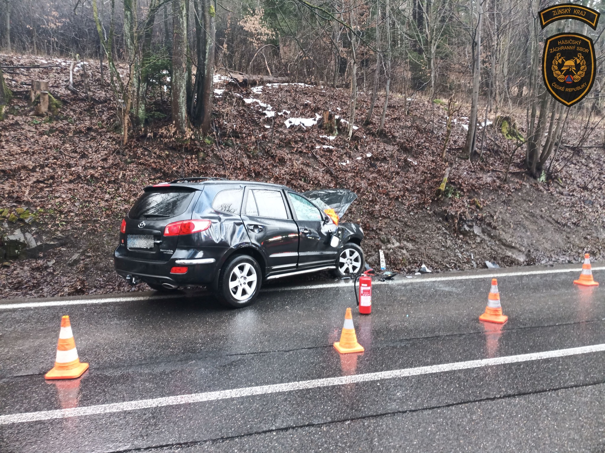 Vozidlo se u Liptálu převrátilo přes střechu, silnice byla dočasně uzavřena. Zdroj: HZS Zlínského kraje
