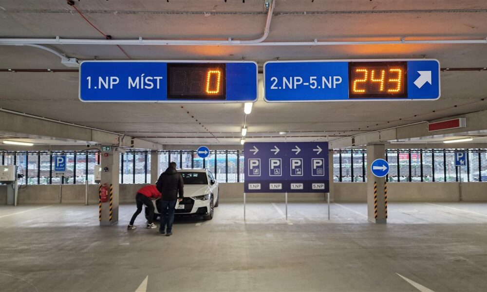 Parkovací dům na Vsetíně už funguje, vyřídíte i dlouhodobé stání