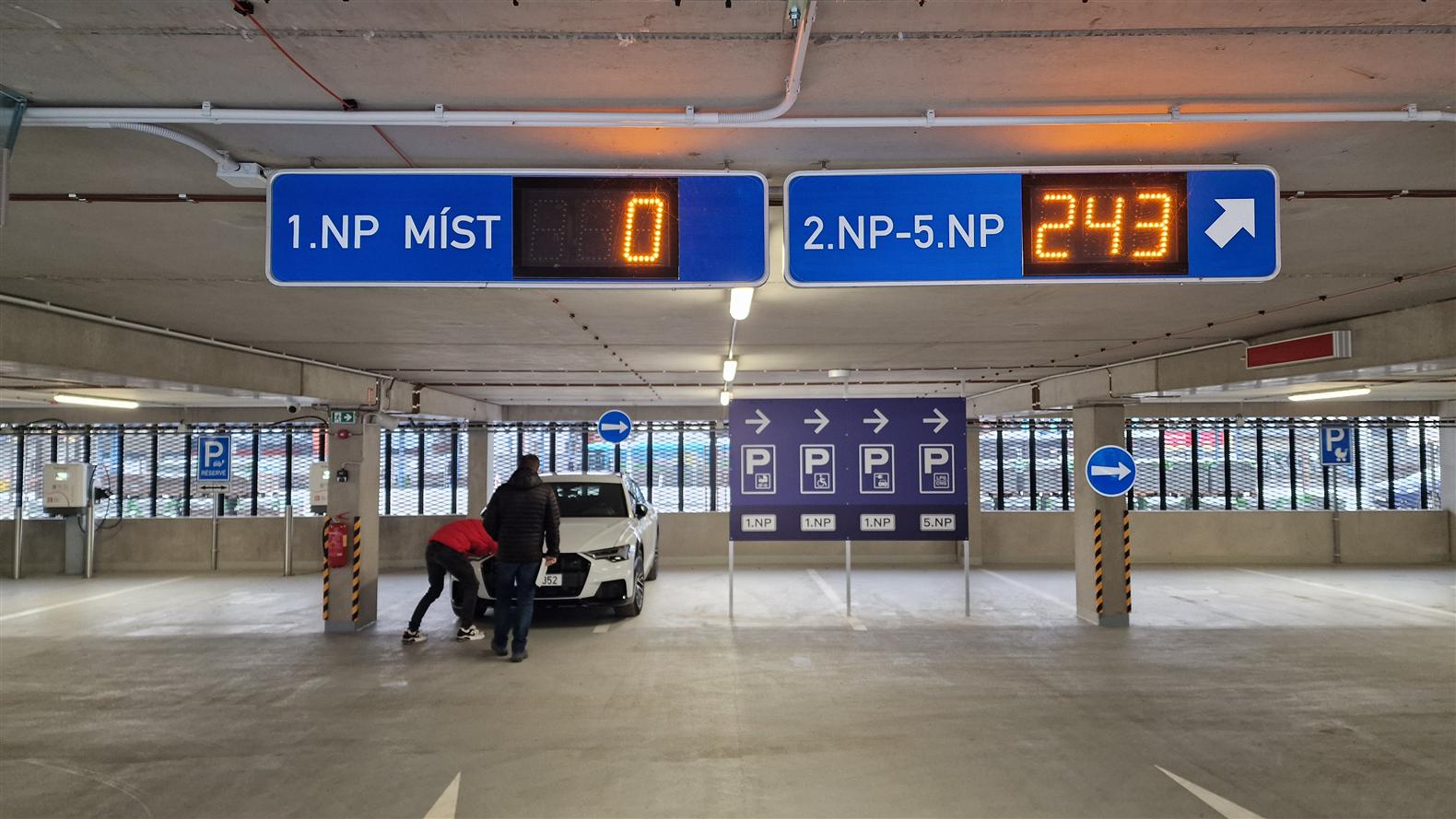 Parkovací dům na Vsetíně už funguje, vyřídíte i dlouhodobé stání