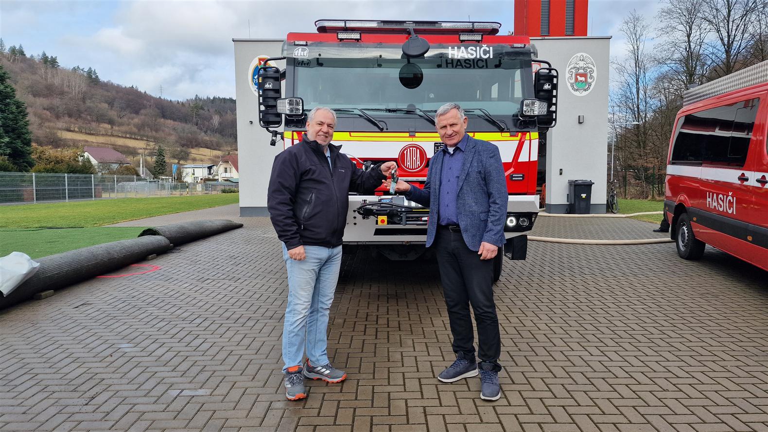 Město Vsetín pořídilo dobrovolným hasičům zcela novou cisternovou stříkačku. Klíče předal starosta Jiří Čunek. Zdroj: město Vsetín