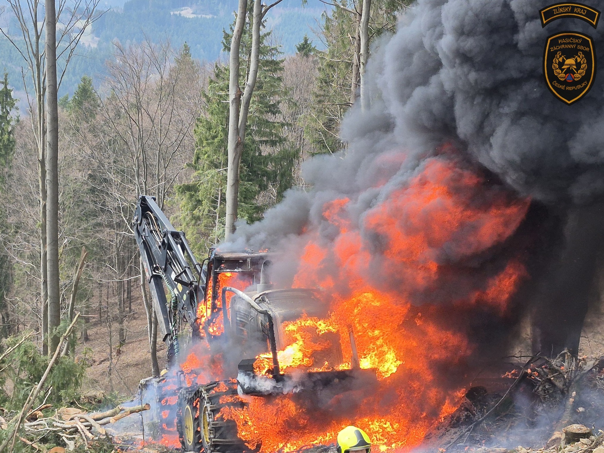 Požár harvestoru v lese nedaleko Zděchova. Zdroj: HZS Zlínského kraje