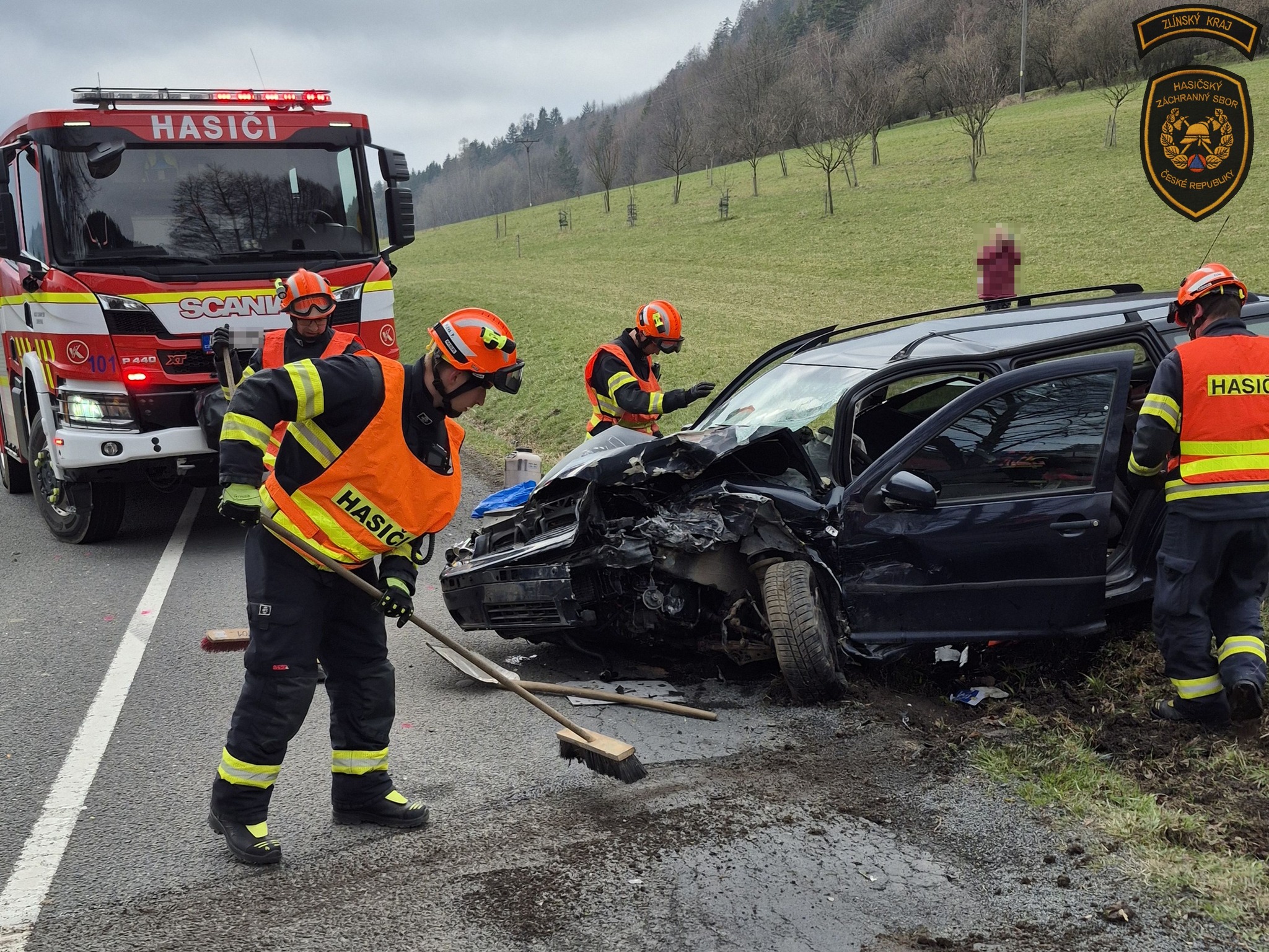Hasiči Zlínského kraje zasahovali u vážné nehody dvou automobilu u obce Držková.