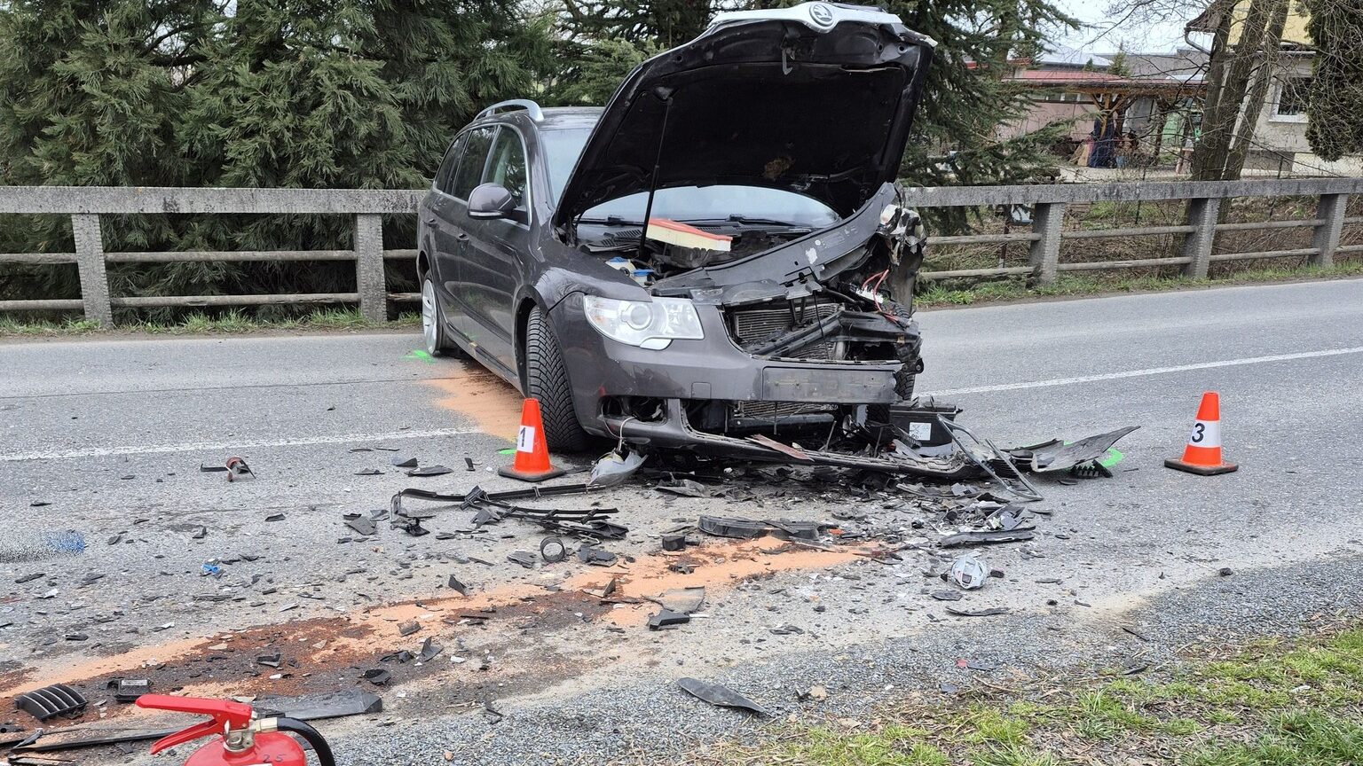 Nehoda v Lukovečku na Zlínsku, hasiči vyprošťovali zaklíněného řidiče
