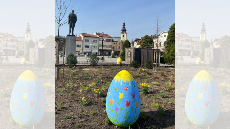 Náměstí v Rožnově zdobí 13 velkých velikonočních vajec