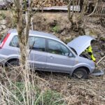 Nehoda osobního vozidla, které sjelo do potoka v obci Valašská Bystřice. - 1.