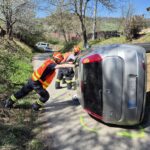 Dopravní nehoda v obci Brumov-Bylnice, auto skončilo na boku - 1.