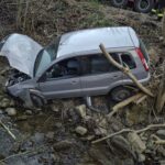 Nehoda osobního vozidla, které sjelo do potoka v obci Valašská Bystřice. - 2.