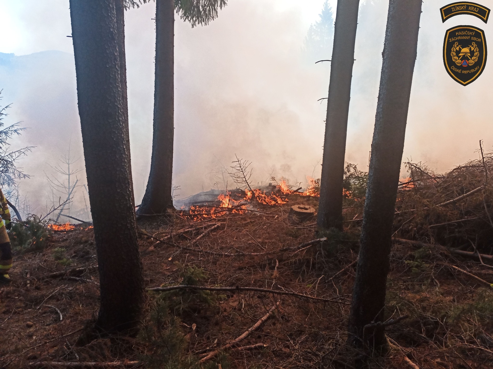 Hasiči bojovali s požárem u Huslenek, zasahoval i dron.